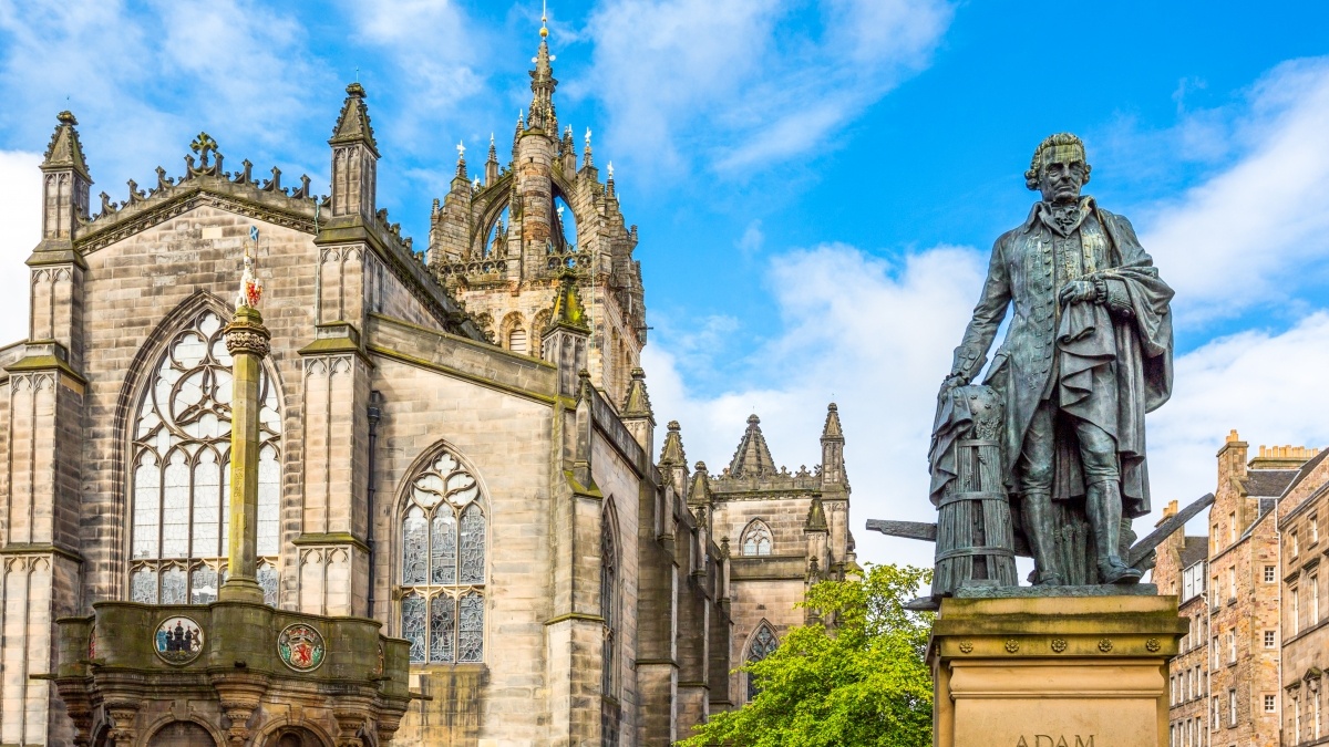 Exterior of St Giles' Cathedral and statue in Edinburgh, Scotland