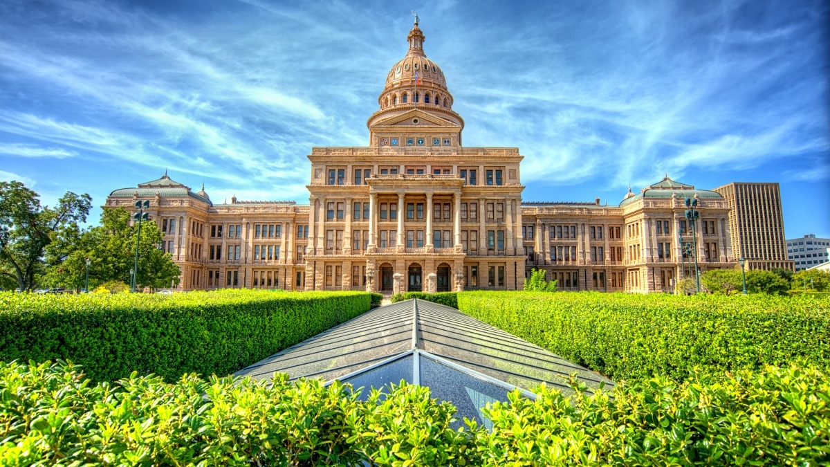 garden hedges in front of the Texas State capitol building